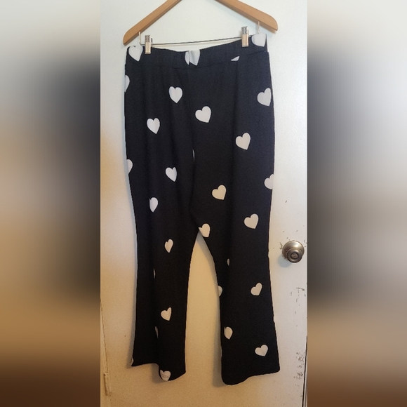 SHEIN Black and White Heart Pattern Pants - Picture 4 of 4
